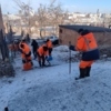 Лёд откалывают ломом и собирают лопатами — newsvl.ru