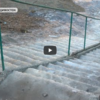 Лестницу залило канализационными стоками. Скриншот видео «ОТВ-Прим» — newsvl.ru