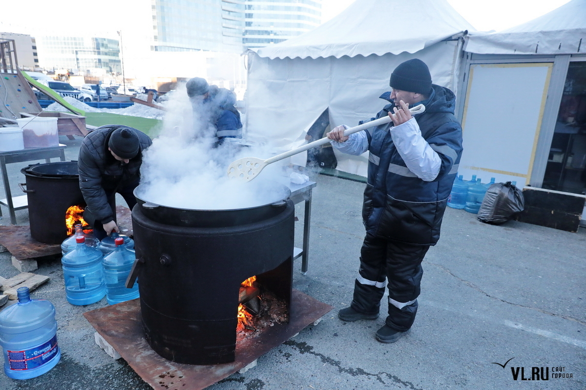 Сегодня на льду Амурского залива во Владивостоке прошла «Народная рыбалка»