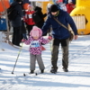 Но родители помогали своим детям, которые делают первые шаги на лыжах — newsvl.ru