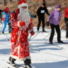 Василий преодолевал свою дистанцию на радость детям в костюме Деда Мороза — newsvl.ru