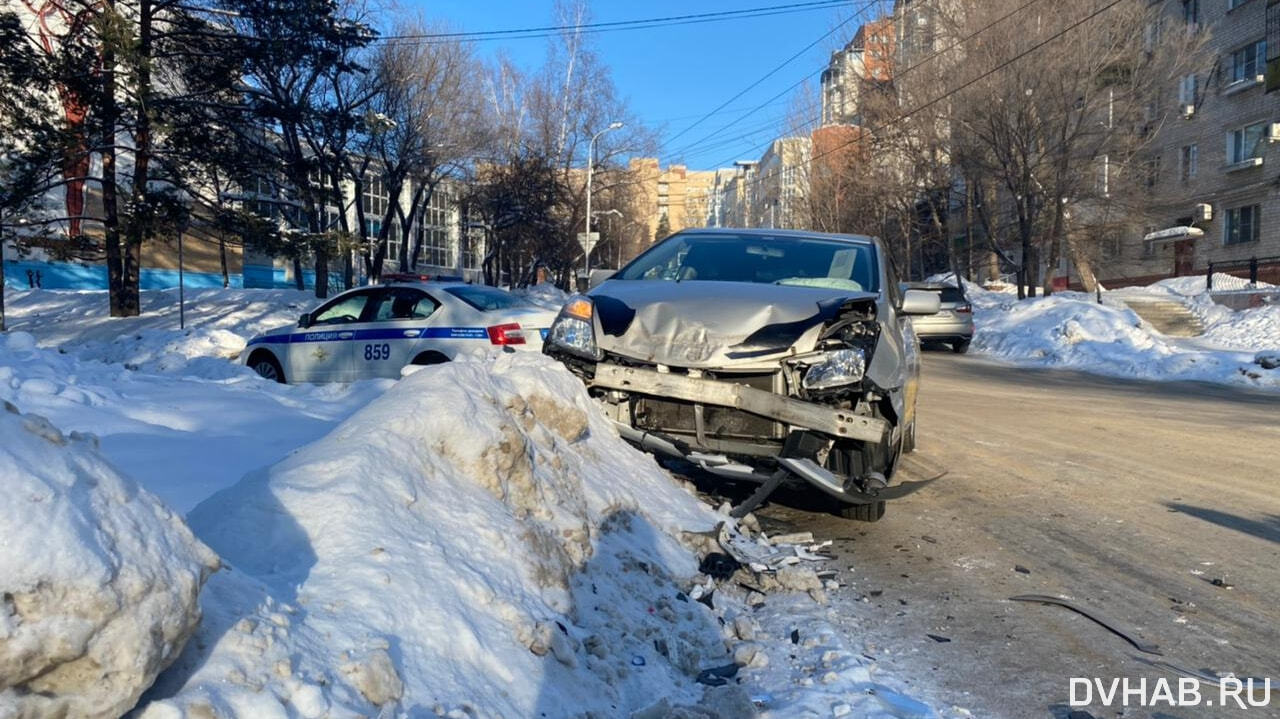 О дорогой Lexus разбил свою машину таксист на Амурском бульваре (ФОТО) —  Новости Хабаровска