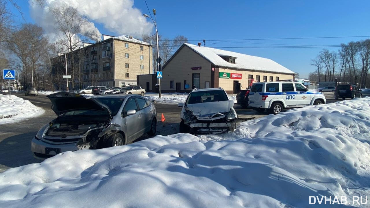 Скользящие: автомобилистка устроила ДТП на Пятой площадке (ФОТО) — Новости  Хабаровска