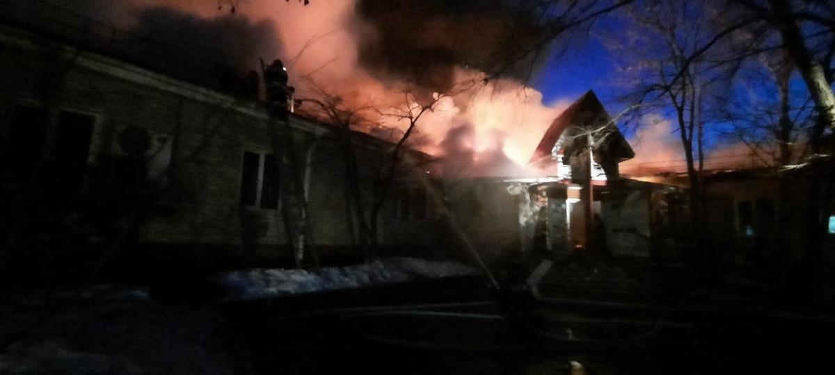 Пригород в огне. Сгоревшая школа. Во Владивостоке сгорела школа. Школа 33 Владивосток пожар. Школа Ковчег старое здание пожар.