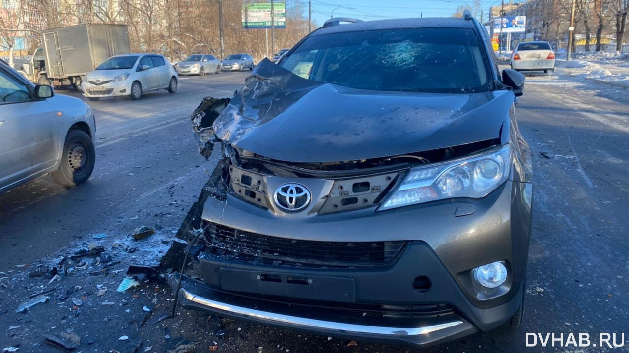 Езда навылет: водитель RAV4 устроил серьезное ДТП у трампарка (ФОТО) —  Новости Хабаровска