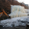 Дорожные службы начали ломать «ледяной водопад» на Орлиной сопке (ФОТО)