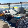 В Зарубино устраняют утечку топлива с затонувшего краболова – поднимать «Акванавт» будут краном из Владивостока