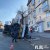 Эвакуатор опрокинулся на Уборевича и сбил уличный фонарь (ФОТО)