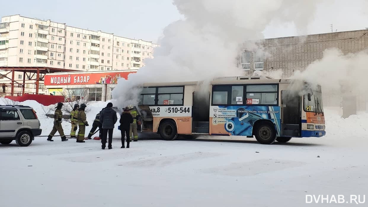 Автобус загорелся в Комсомольске на улице Дикопольцева (ФОТО; ВИДЕО) —  Новости Хабаровска