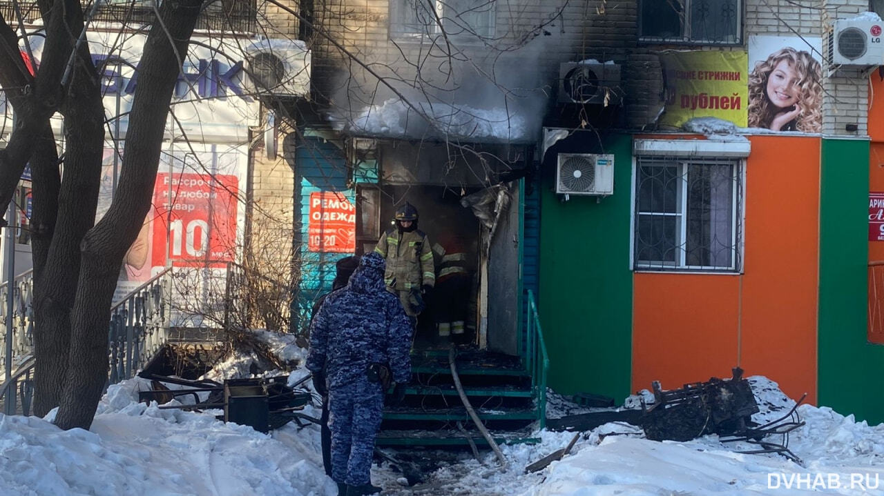 Пострадали двое: человек с канистрой горючего поджег ателье в ДОСах (ФОТО;  ВИДЕО) — Новости Хабаровска