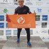 Евгений Лепёшкин с флагом Приморской федерации альпинизма — newsvl.ru