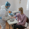 Если на дистанционке состояние ухудшится, пациента могут вызвать в АИЦ или прислать к нему инфекционную бригаду — newsvl.ru