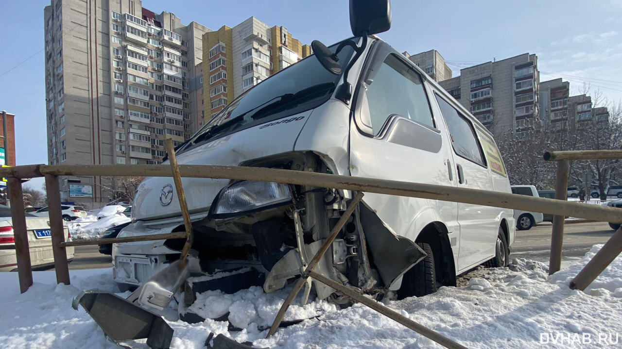 О забор вместо другой машины разбил микроавтобус хабаровчанин (ФОТО) —  Новости Хабаровска