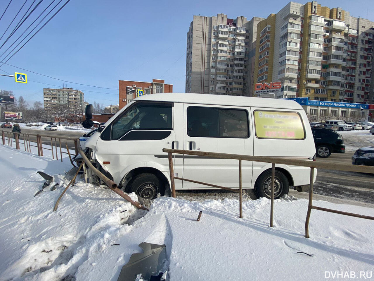 О забор вместо другой машины разбил микроавтобус хабаровчанин (ФОТО) —  Новости Хабаровска