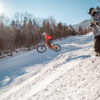 На этих соревнованиях велоэкстремалы традиционно делят трассу с горнолыжниками и сноубордистами — newsvl.ru