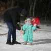 Пока взрослые бежали на лыжах, дети ждали их около стартового створа — newsvl.ru