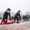 Школьники возложили цветы у Вечного огня вслед за взрослыми — newsvl.ru