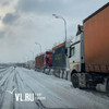 Колонны большегрузов скопились на трассе и ждут разрешения на въезд в заснеженный Владивосток (ФОТО)