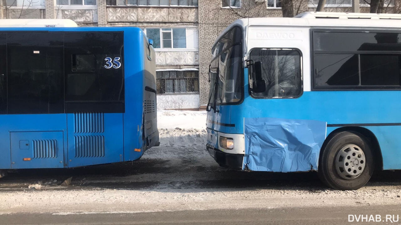 В ДТП двух рейсовых автобусов на Руднева пострадал один из шоферов (ФОТО) —  Новости Хабаровска