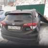 На Красного Знамени часть забора прилетела на припаркованный автомобиль — newsvl.ru