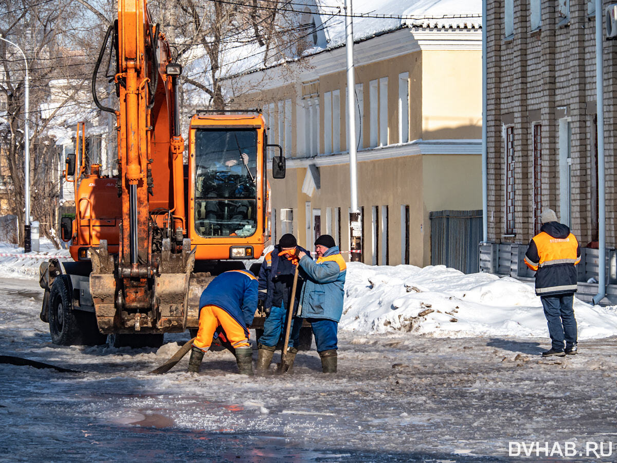 Полностью затопило улицу в Хабаровске из-за прорыва трубы (ФОТО; ВИДЕО) —  Новости Хабаровска