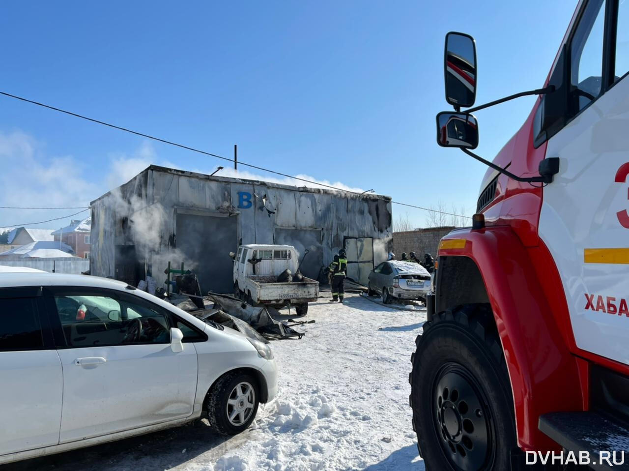 Машины дотла: под Хабаровском полностью выгорел автосервис (ФОТО) — Новости  Хабаровска