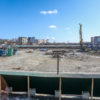 За длинным забором продолжается строительство нового торгового центра — newsvl.ru