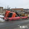 Автомобильный кран, завалившийся на дорогу во время снегопада, больше трёх суток пролежал на Патрокле (ФОТО)