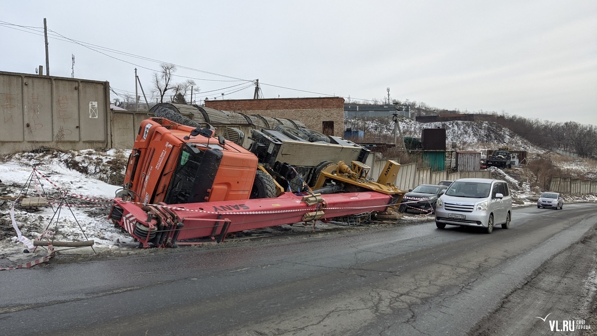 Автокран врезался в поезд. Аварии кранов автомобильных. Автокран с боку. КАМАЗ упал на бок.