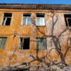 Типичное заброшенное здание, в котором можно увидеть старую мебель, обои, сохранились не все окна и двери — newsvl.ru