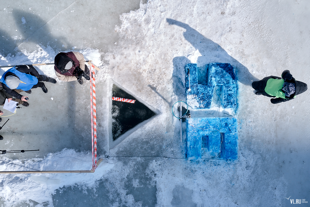 Under ice. Квест льда. Под Ice. Under Ice games. Fortitude Hildur under Ice.