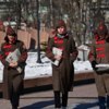 К месту подтягиваются комсомольцы в будёновках — newsvl.ru