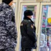Сотрудник полиции следит за порядком через стекло, греясь в здании Дома молодёжи — newsvl.ru