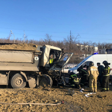 Во Владивостоке в ДТП с участием тягача и самосвала погиб человек