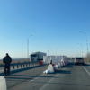 Левая полоса дороги перекрыта, на закрытом для движения участке установлена какая-то временная «будка» — newsvl.ru