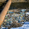 Река завалена мусором, который при подъёме воды засоряет дворы и улицы — newsvl.ru