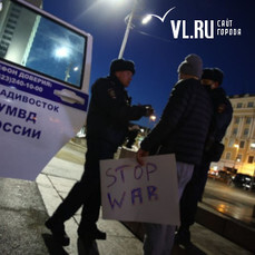 Гимн Украины, цветы и задержание: как во Владивостоке прошёл антивоенный митинг 