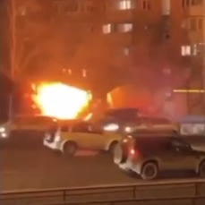 Горящая неуправляемая бетономешалка протаранила забор и машины на проспекте 100-летия Владивостока 