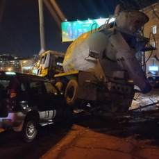 В кабине бетономешалки на проспекте 100-летия Владивостока загорелась проводка - водитель успел выскочить