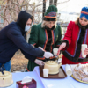 Главное угощение Масленицы – блины с чаем – можно было попробовать бесплатно — newsvl.ru