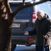 Бабушка часто выходит просить милостыню на кольцо Багратиона — newsvl.ru