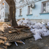Перед домом валяются кучи строительного мусора — newsvl.ru