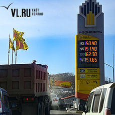 На трёх сетях АЗС во Владивостоке бензин подешевел от 60 копеек до 4,5 рубля