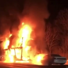 В Хабаровском крае загорелся ехавший из Владивостока автовоз - три машины уничтожены пожаром, три повреждены