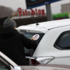 На машины участники акции наклеивали букву Z и изображения с хештегом «ДавайЗаМир» — newsvl.ru