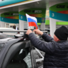 Многие участники ехали с флагами России - большими на флагштоке, и поменьше - те крепили на машины — newsvl.ru