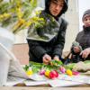Цветочки бережно упакуют в газетку, чтобы не замёрзли и не сломались по дороге — newsvl.ru