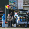 Чтобы своеобразный мобильный торговый павильон было лучше видно с дороги, продавцы вешают шары — newsvl.ru