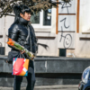 А здесь тюльпан девушке дали даже с луковицей - при желании можно высадить — newsvl.ru
