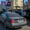 Парковочные карманы заняты продавцами, а крайняя правая полоса, по которой обычно ездят автомобили, - покупателями — newsvl.ru